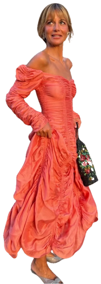 Mujer con vestido largo color persimmon